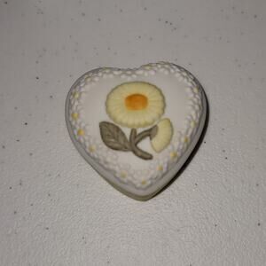 Cute Vintage 1984 Geo Z Lefton Hand Painted Yellow Daisy Porcelain Trinket Box